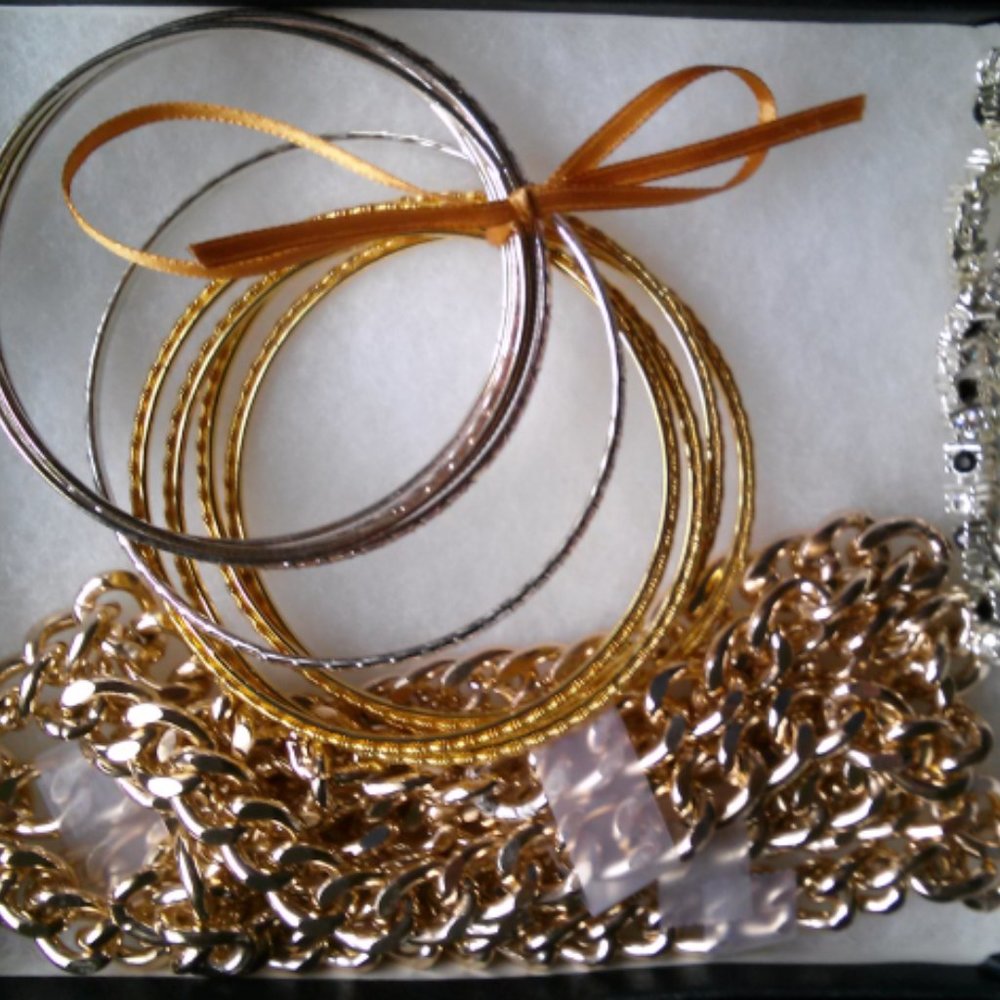 Jewelry Set: 10 Bangles, Tennis Bracelet Wht & Blk Faux Gemstones, Gld/Brs Chain